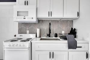 Urban Nest #4 Chic studio central to downtown