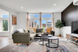 Urban Nest #5 Modern apartment steps to Proctors