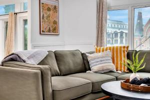 Urban Nest #5 Modern apartment steps to Proctors