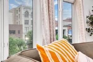 Urban Nest #5 Modern apartment steps to Proctors