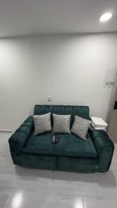 Cerca a todo y full equipado