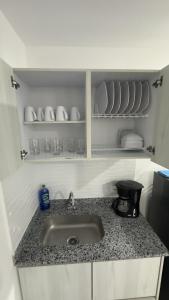 Cerca a todo y full equipado