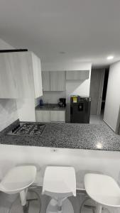 Cerca a todo y full equipado