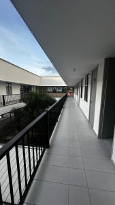 Cerca a todo y full equipado