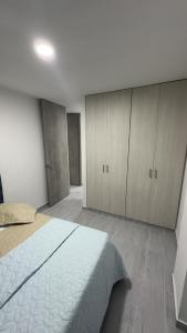 Cerca a todo y full equipado