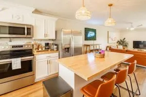 Sunset Suite Central to I75 airport & downtown - Cleveland