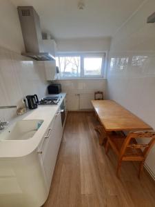 Cozy apartment - 100m beach, AC, workstation, balcony, backyard, self check-in, yoga mat