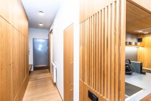 Studio Čertovka Ski & Bike & Chill Harrachov, předzahrádka s grilem, parking, komora na kola a lyže, Wi-Fi, Netflix, 65"TV