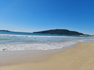 Casa Rosa com 7 quartos - Edícula completa a 150 metros da Praia