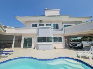 Casa Rosa com 7 quartos - Edícula completa a 150 metros da Praia