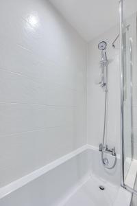 Penthouse Apartment - City Centre - Secure Parking, Balcony, Self-Check-In, Fast Wifi and Smart TV with Netflix by Yoko Property