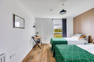 Penthouse Apartment - City Centre - Secure Parking, Balcony, Self-Check-In, Fast Wifi and Smart TV with Netflix by Yoko Property