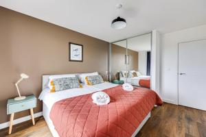 Penthouse Apartment - City Centre - Secure Parking, Balcony, Self-Check-In, Fast Wifi and Smart TV with Netflix by Yoko Property