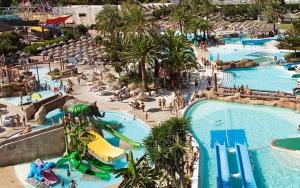 Luxury apartment with cinemaroom 600 mtr from the beach