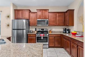 Family villa w private pool near Disney