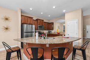 Family villa w private pool near Disney