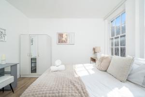 Queensway Vale, Hyde Park