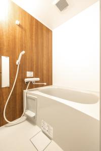 Home suite Home Ryogoku - Perfect for Families and Groups, Spacious 197m2 Home with 8 BR & 3 BA, Up to 15 ppl with Parking and 3 Stations