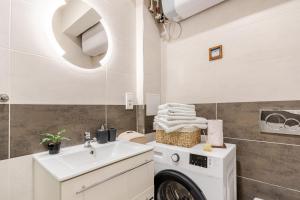 Charm Apartment Deco near Old Town, All-Friendly