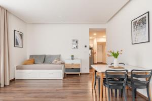 Charm Apartment Deco near Old Town, All-Friendly