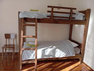 4 Single beds room 5 from metro