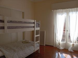 4 Single beds room 5 from metro