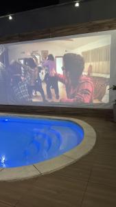 Casa com telão e Área gourmet 550 metros da praia