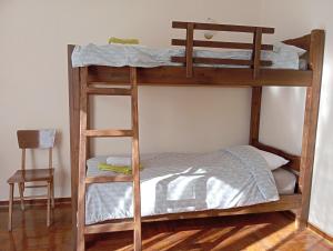 4 Single beds room 5 from metro