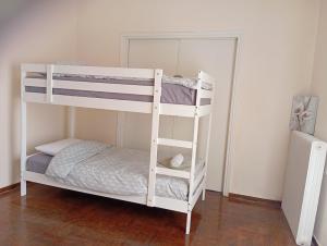 4 Single beds room 5 from metro