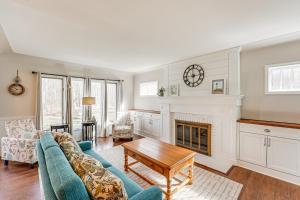 3 Mi to Duck Lake State Park Home with Deck! - 3hvězdičkové hotely ve městě Muskegon