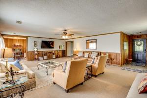 6 Mi to Scottsboro Pet-Friendly Cabin Apt