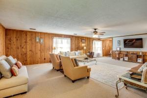 6 Mi to Scottsboro Pet-Friendly Cabin Apt