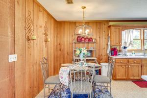 6 Mi to Scottsboro Pet-Friendly Cabin Apt