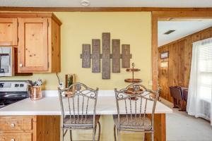 6 Mi to Scottsboro Pet-Friendly Cabin Apt