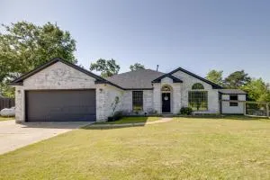 Private Acreage, Pergola and Fire Pit Baytown Home - Eldon