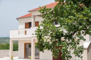 Family friendly house with a swimming pool Posedarje, Novigrad - 23578