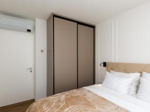 Apartments with parking space Porec - 24316