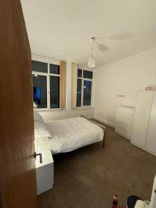 Cosy 2 bedroom modern flat close to transport link