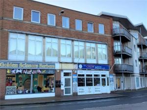 Cosy 2 bedroom modern flat close to transport link