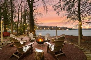 Lakehouse with Boats, MiniGolf, Sauna, HotTub, Swings and Playground!