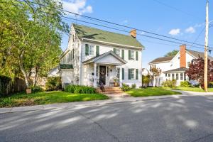 Historic Downtown Berlin Home Dog Friendly Home