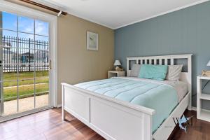 Cozy 2nd Floor Bayside Condo, Steps to Pool & Beach!