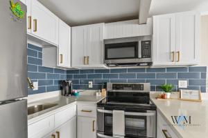 Cozy 2nd Floor Bayside Condo, Steps to Pool & Beach!