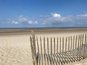 Chalets Chalet near Quend Beach with Pool : photos des chambres
