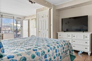 First Floor Studio near Jolly Roger and the Beach!