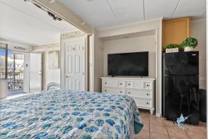 First Floor Studio near Jolly Roger and the Beach!