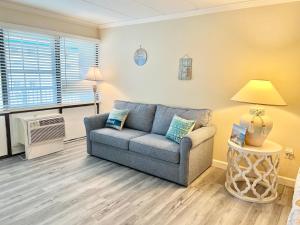 Family Studio sleeps 4! Beach, Boardwalk, Pool and across from Jolly Rodgers!