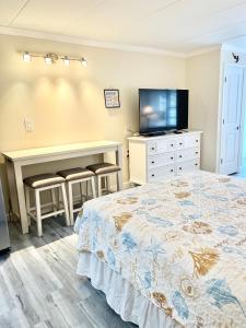 Family Studio sleeps 4! Beach, Boardwalk, Pool and across from Jolly Rodgers!