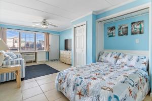 Remodeled studio with bright open layout, full kitchen, & community pool access!