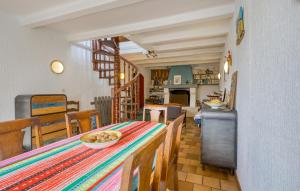 Maisons de vacances 3 Bedroom Stunning Home In Le Chateau-D-oleron : photos des chambres